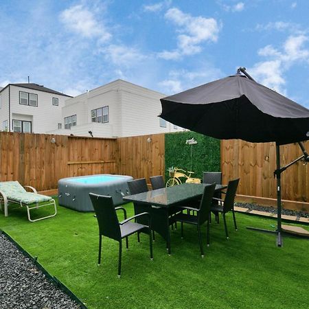 Blissful Getaway Home With Hot Tub & Backyard Near Downtown Хьюстон Экстерьер фото