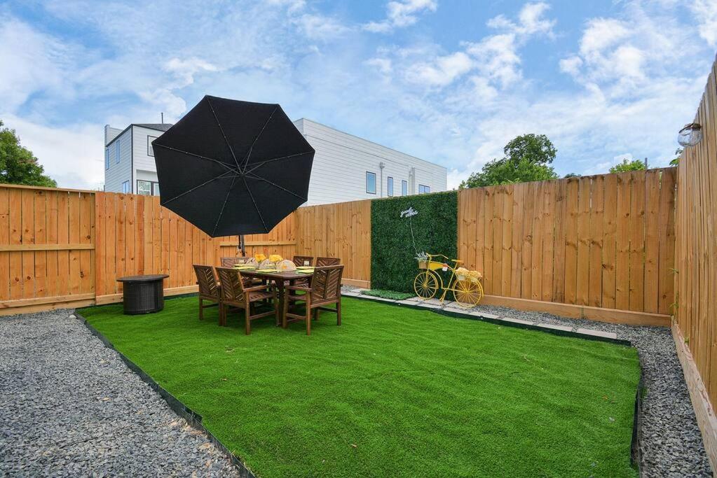 Blissful Getaway Home With Hot Tub & Backyard Near Downtown Хьюстон Экстерьер фото