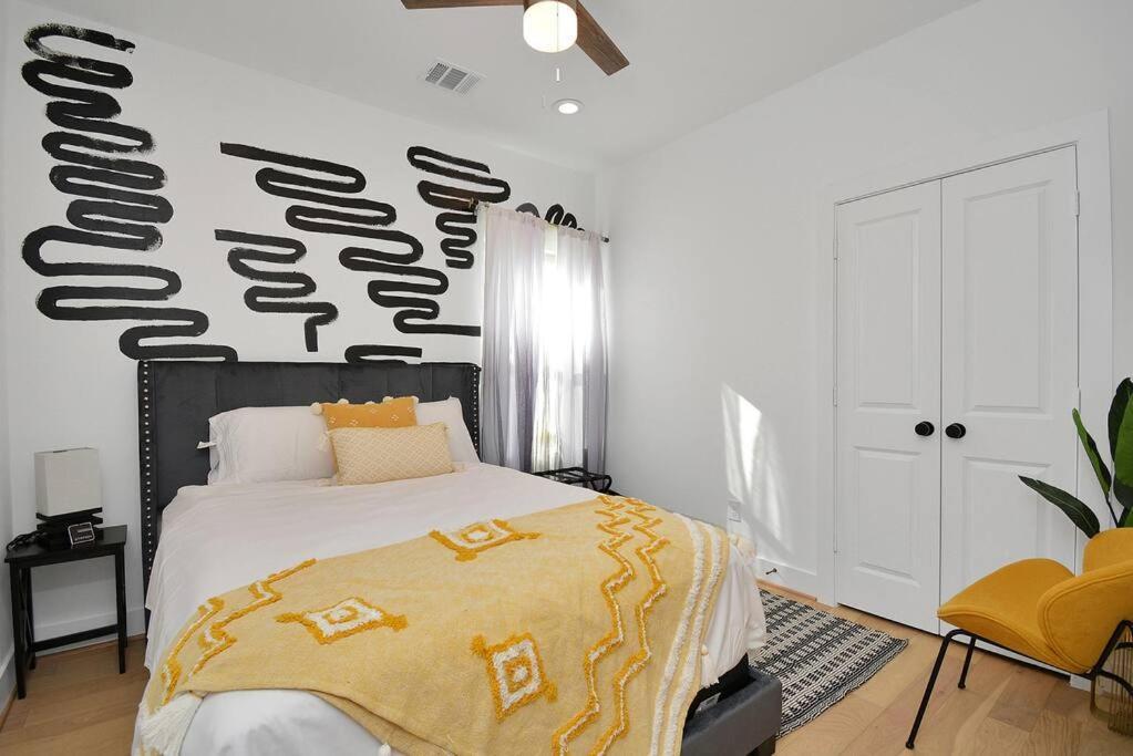 Blissful Getaway Home With Hot Tub & Backyard Near Downtown Хьюстон Экстерьер фото