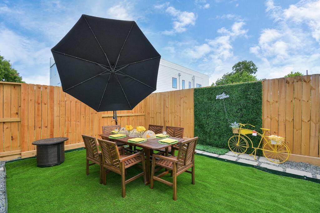 Blissful Getaway Home With Hot Tub & Backyard Near Downtown Хьюстон Экстерьер фото