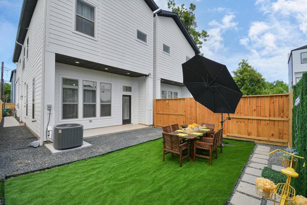 Blissful Getaway Home With Hot Tub & Backyard Near Downtown Хьюстон Экстерьер фото