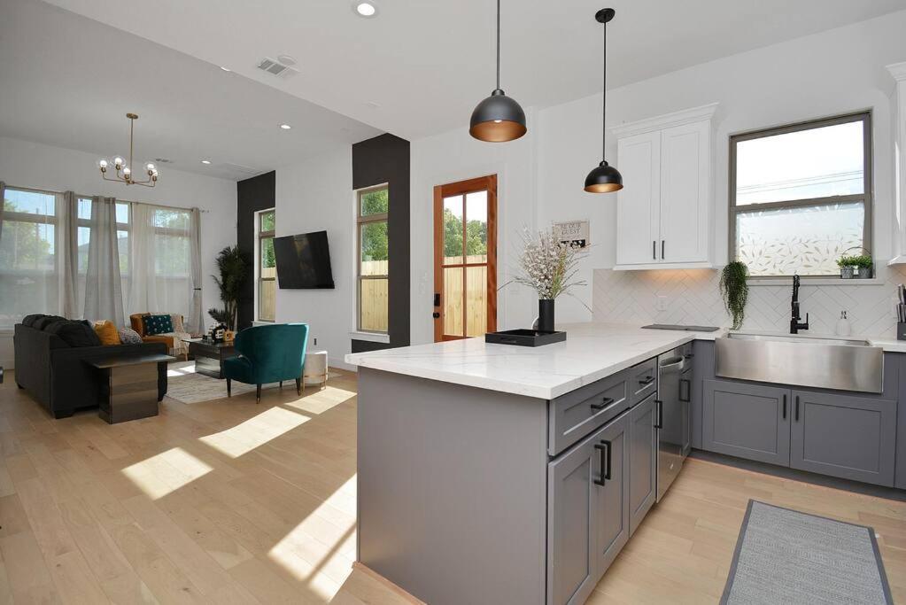 Blissful Getaway Home With Hot Tub & Backyard Near Downtown Хьюстон Экстерьер фото