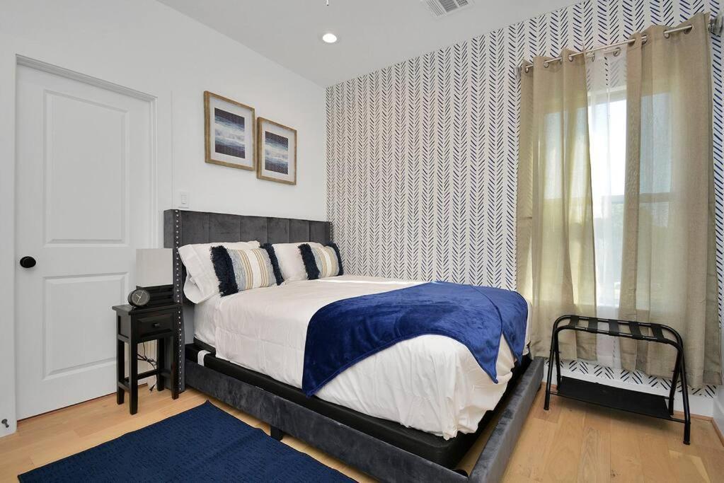 Blissful Getaway Home With Hot Tub & Backyard Near Downtown Хьюстон Экстерьер фото