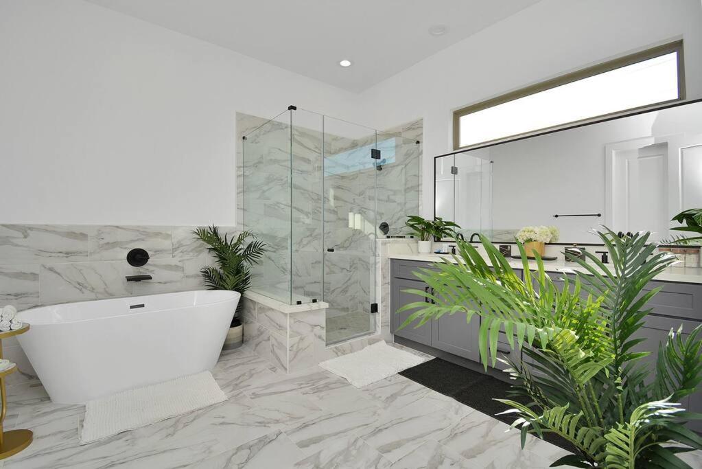 Blissful Getaway Home With Hot Tub & Backyard Near Downtown Хьюстон Экстерьер фото