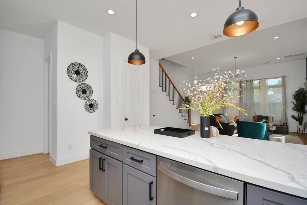 Blissful Getaway Home With Hot Tub & Backyard Near Downtown Хьюстон Экстерьер фото