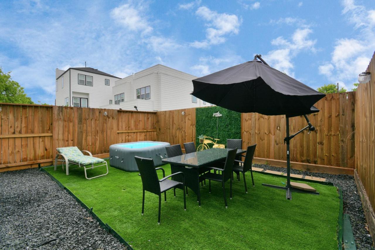 Blissful Getaway Home With Hot Tub & Backyard Near Downtown Хьюстон Экстерьер фото